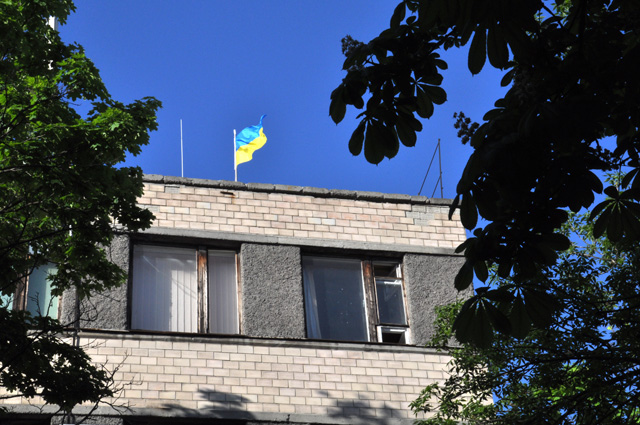 Український прапор у Полтаві можна побачити навіть над офісними будівлями