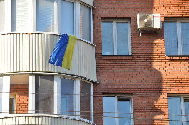 Прапор на балконі новобудови по вулиці Леніна