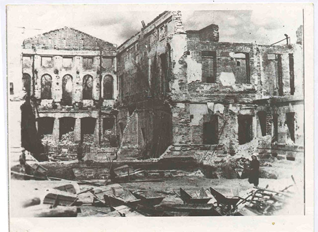 Зруйнований міський театр у Полтаві (нині кінотеатр «Колос»)