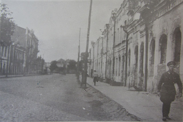Вулиця Леніна у Полтаві в 1943 році після вигнання фашистських окупантів
