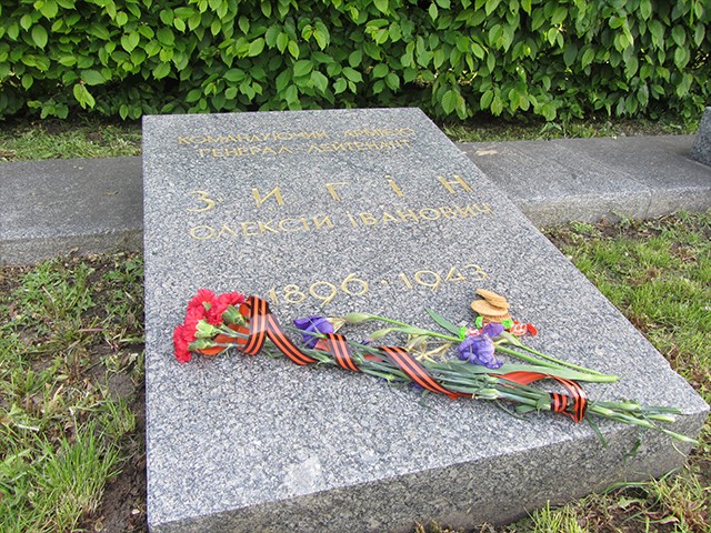 Цветы погибшим освободителям Полтавы