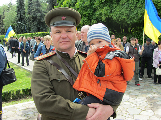 Чоловік у військовій формі радянського офіцера