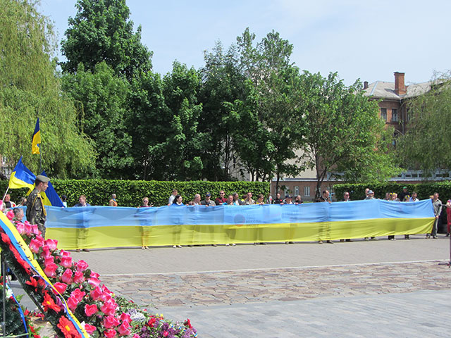 Учасники пам’ятного заходу розкинули прапор України великого розміру