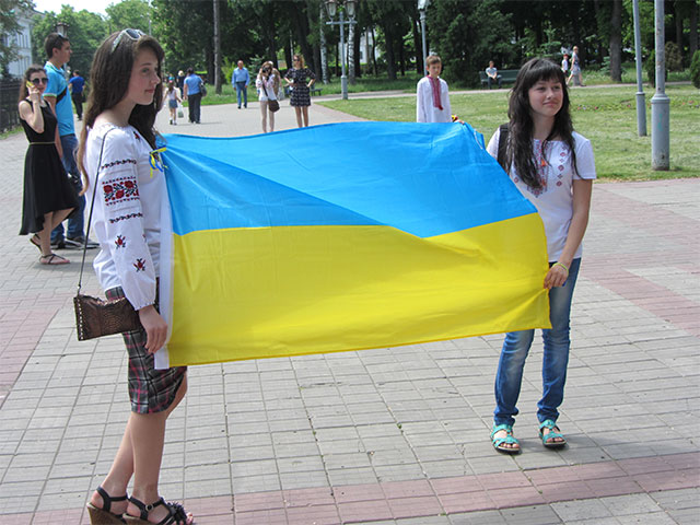 Багато учасників маршу робили фото із українським прапором...