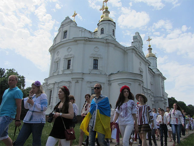Учасники маршу минають Свято-Успенський собор, прямуючи до Білої альтанки  