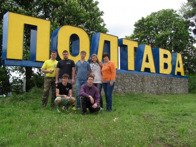 Євген Асауленко (по центру): «Неодноразово ВКонтакті бачив пости про те, шо народ фарбує стели на в’їзді у місто у жовто-блакитний. І подумав — а чим Полтава гірше?»