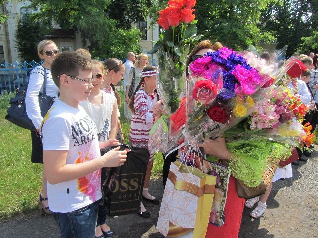 Гімназія №6: Традиція залишилась незмінною - учні дарують квіти учителям