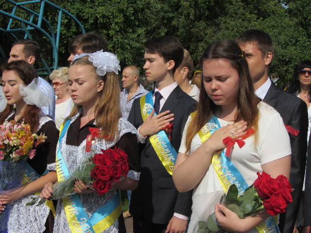 Школа №3: Одинадцятикласниці повторюють слова Гімну України