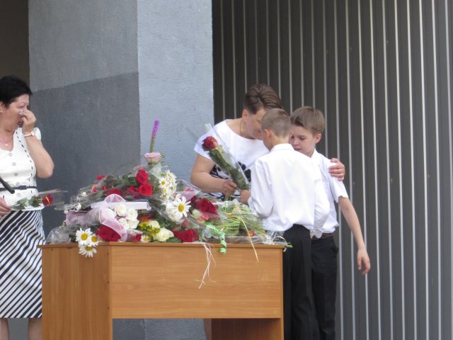 Школа №37:Школярі дарують квіти улюбленій вчительці 