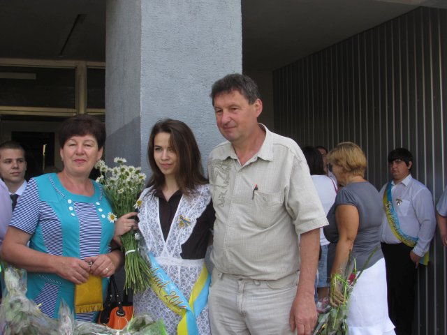 Школа №37:Батьки разом з донькою 