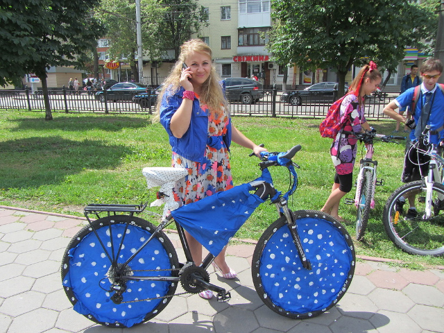 Людмила приехала на одном из самых ярких велосипедов
