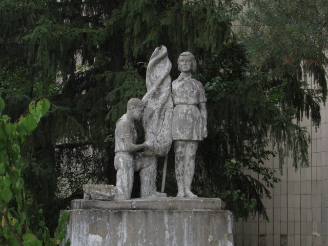 Скульптура біля паланетарію. Піонер цілує червоний стяг