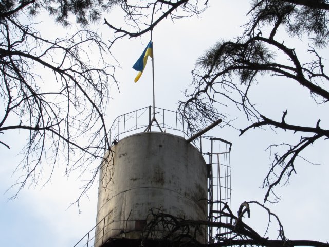 Прапор України на водонапірній башті