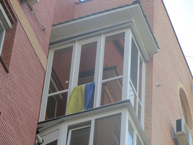 Прапор на балконі