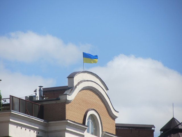 Прапор на одній із вищих точок будівлі