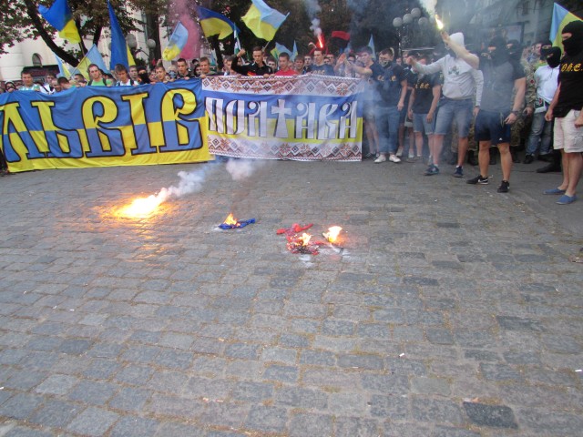 Спалені прапори Партії регіонів і Комуністичної партії України