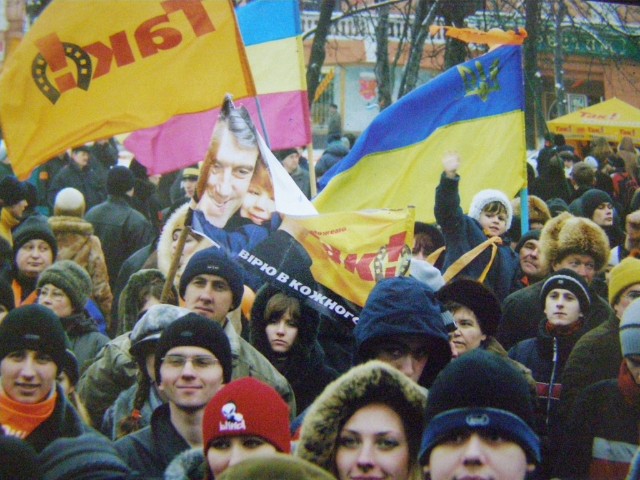 Події Помаранчевої революції. Учасники мітингу біля будинку Полтавської обласної державної адміністрації. 02 грудня 2004