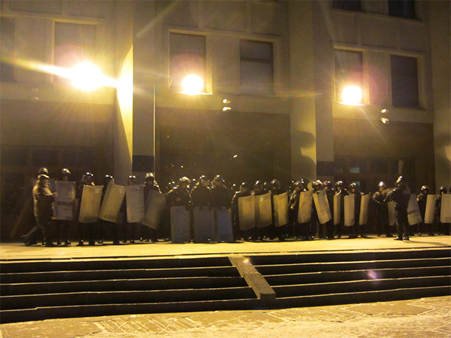 Правоохорні захищають від штурму Полтавську ОДА. 24 січня 2014 рік