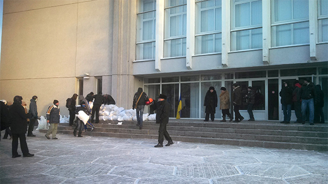 Мітингувальники зайшли в сесійну залу ОДА, та починають будувати барикаду. 25 січня 2014 рік.