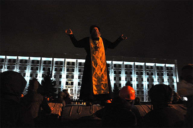 Священник перед мітингувальниками. 19 лютого 2014 рік