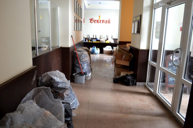 Затишне кафе «Віденські булочки» в центрі Донецька перетворилося за склад гуманітарної допомоги, які в найгарячіші точки міста розвозять активісти руху «Відповідальні громадяни»