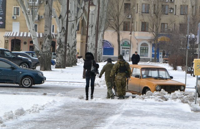 На вулицях Донецька багато людей у військовій формі. Дехто з них — зі зброєю. Місцеві кажуть, озброєних останнім часом трохи поменшало