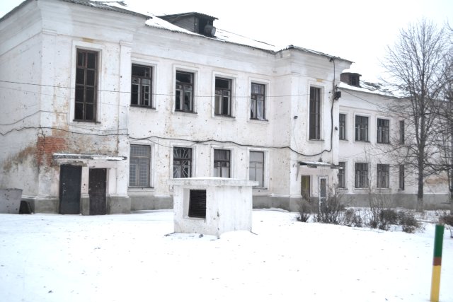 Школа № 106 на Петровському. В неї теж влучив снаряд.