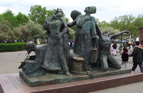 Пам’ятник першим переселенцям на території Беттері-парку (Нью-Йорк)