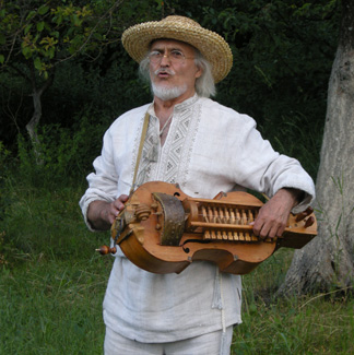 ван Якович грає на створеній власними руками лірі