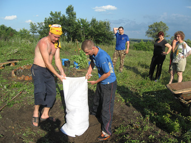 Волонтери з Дендропарку посадили клумби на Глинському пагорбі