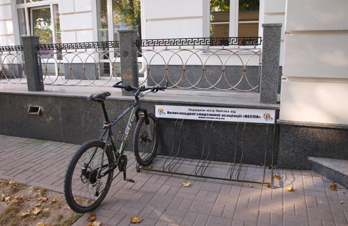 Парковка біля Полтавської міської ради