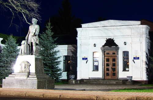 Музей історії Полтавської битви вночі