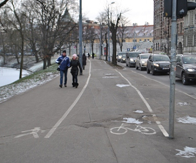 Рига. Тротуар поділений на велосипедну та пішохідну зони