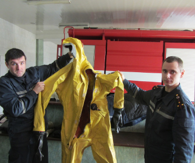 Рятувальники демонструють костюм, що захищає від дії кислот та їх випарів