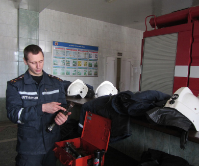 Володимир демонструє один з інструментів пожежників