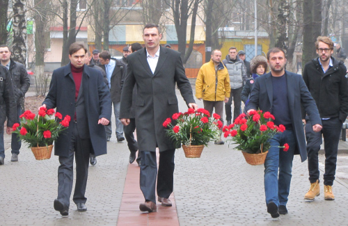 Віталій Кличко несе квіти до пам'ятника загиблим воїнам-інтернаціоналістам