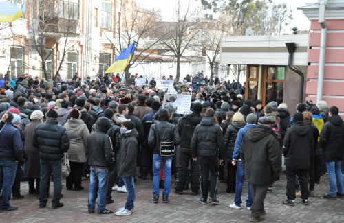 Митингующие под стенами МВД в Полтавськой области