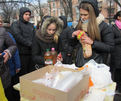 Дівчата годують мітингувальників бутербродами та напувають чаєм