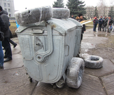 На Майдан принесли декілька шин