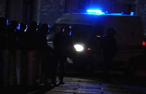 Автомобіль швидкої допомоги біля міліціонерів які захищають ОДА