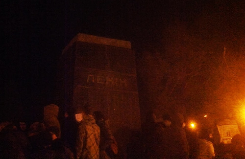 Толпа пытается свалить памятник Ленину