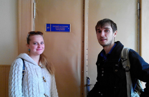Наші активісти біля дверей Анатолія Глоби