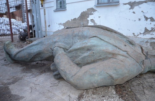 Повалений пам'ятник Леніну у Полтаві
