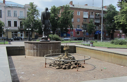 Непрацюючий фонтан біля театру ім. Гоголя