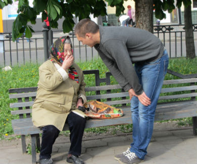 Волонтер Юрій Горський запропонував літній жінці взяти хліб