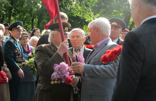 Ветеран отстаивает свое право нести флаг Победы во главе колонны