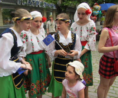 Полтавські студентки у національних костюмах Греції та Румунії