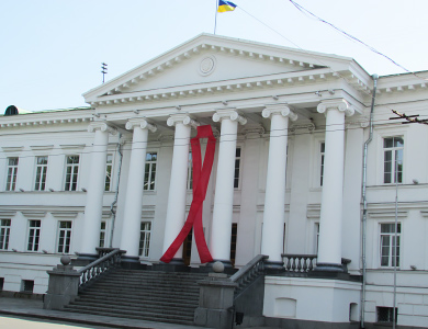 10-ти метрова червона стрічка на будівлі Полтавської міської ради