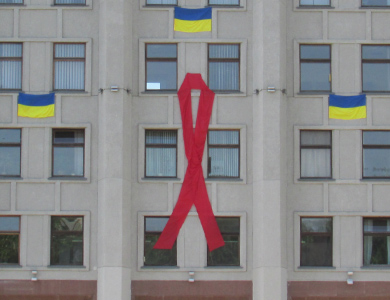10-ти метрова червона стрічка на будівлі Полтавської обласної ради