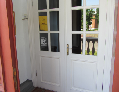 Закрытая дверь работающего музея